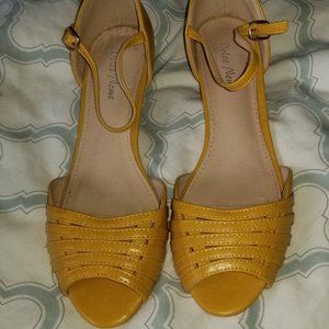 Vintage 40s/50s style pumps, heels, yellow, size 8